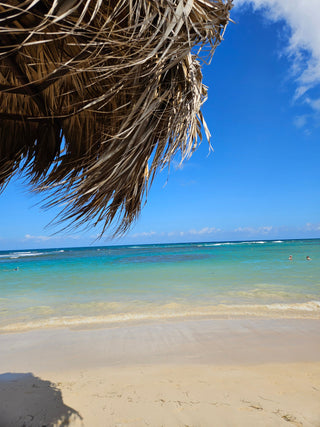 Protéger ses cheveux du soleil : Les gestes essentiels pour des cheveux en santé tout l’été (ou en voyage !) 🌞🌴