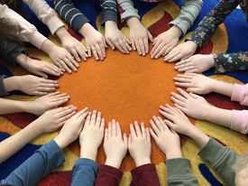 Guide pratique pour accompagner les choix capillaires des enfants avec des conseils sur les soins, les produits adaptés et la fréquence des coupes.