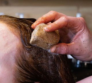 Faut-il laver ses cheveux avant une coloration végétale ou un henné?