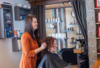 Les 5 erreurs qui cassent tes cheveux au démêlage