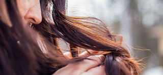 Découvrez pourquoi chaque chevelure est unique, reflet de notre ADN et de nos vies, influencée par l'environnement, nos émotions et notre santé.