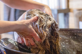 Laver ses cheveux le matin ou le soir : quel est le meilleur moment pour une routine capillaire naturelle?