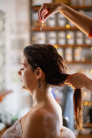 Découvrez les bienfaits et les techniques de massage de tête pour une relaxation profonde et une santé capillaire optimale