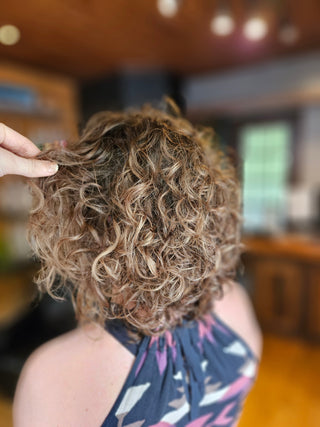 Pourquoi certaines personnes ont les cheveux bouclés et comment les coiffer simplement ?