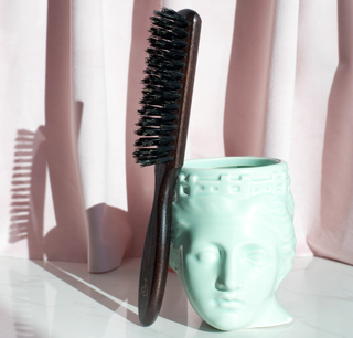 Brosse lissoir en poils de sanglier et bois de hêtre, parfaite pour lisser, discipliner et faire briller les cheveux tout en respectant le cuir chevelu.