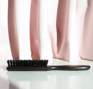 Brosse lissoir en poils de sanglier et bois de hêtre, parfaite pour lisser, discipliner et faire briller les cheveux tout en respectant le cuir chevelu.