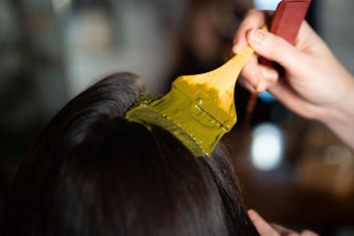 Application de la coloration végétale sur des cheveux salon Marie-Eve