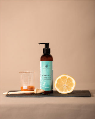 Gelée coiffante naturelle dans une bouteille à pompe, utilisée pour définir et discipliner les cheveux tout en offrant une tenue légère.