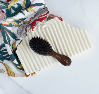 Mini brosse en poils de sanglier et bois de hêtre, idéale pour lisser, discipliner et faire briller vos cheveux tout en respectant le cuir chevelu