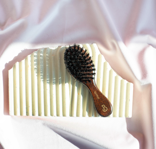 Mini brosse en poils de sanglier et bois de hêtre, idéale pour lisser, discipliner et faire briller vos cheveux tout en respectant le cuir chevelu