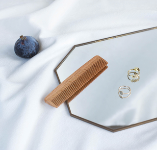 Petit peigne en bois de hêtre idéal pour démêler en douceur, réduire l’électricité statique et prendre soin des cheveux tout en respectant le cuir chevelu.